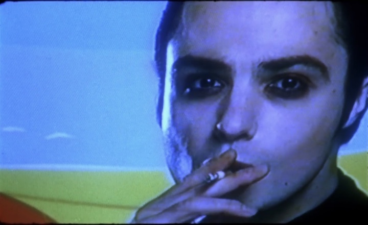 Perez in the video for his song "Les vacances continuent"