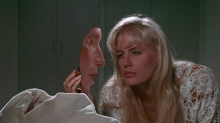 MEMOIRS OF AN INVISIBLE MAN (1992) Chevy Chase and Daryl Hannah